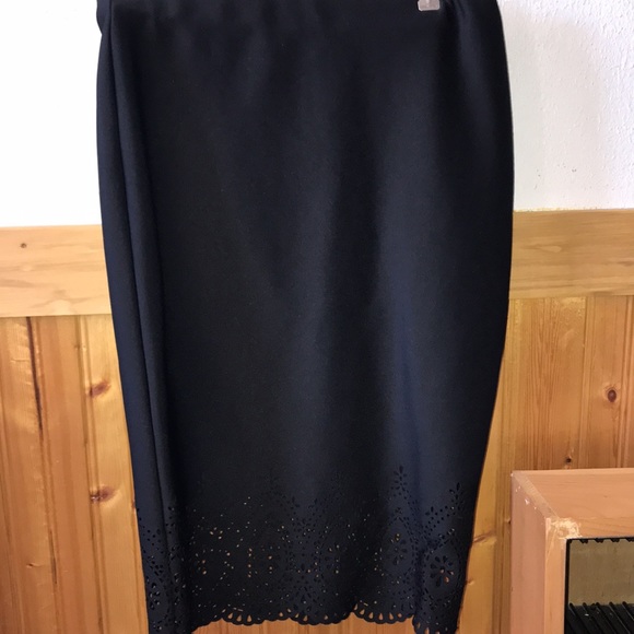 Skirt with cutout shapes - Picture 2 of 4